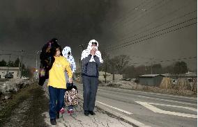 People evacuate to shelter as Hokkaido's Mt. Usu erupts